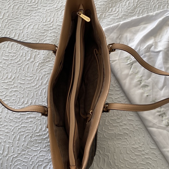 Michael Kors Jet Set Medium Multifunction tote - Picture 9 of 13